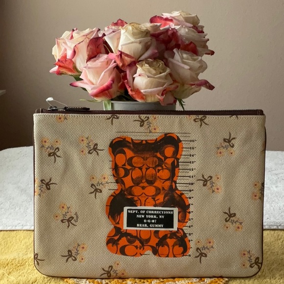 🐻 COACH WRISTLET 30 WITH VANDAL GUMMY 🐻 NWT 🐻 - Picture 4 of 16